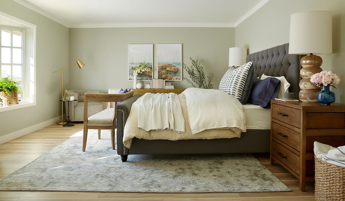 Phòng ngủ hoàn hảo với sự ấm áp của nội thất cho đến bức tranh biển cả sống động, tươi vui trên bức tường xám nhạt.