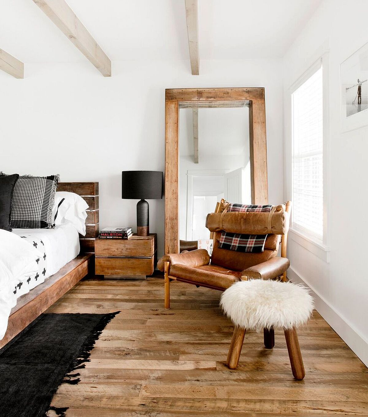 Giữa một phòng ngủ toàn sắc trắng, nội thất bằng gỗ trở nên bắt mắt và ấm áp vô cùng!