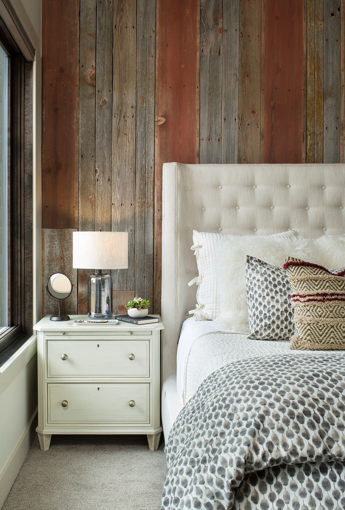 Bức tường ở khu vực đầu giường được trang trí bằng những thanh gỗ nhiều màu sắc đậm nhạt xen kẽ bắt mắt.