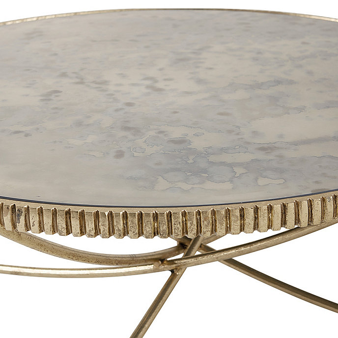Mặt bàn bằng kính cường lực thiết kế cổ điển với phần bánh răng xung quanh.
