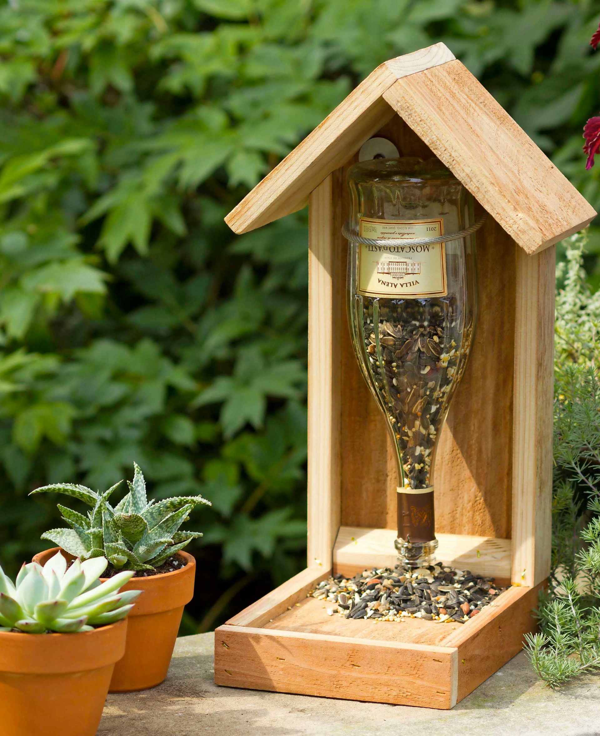 Úp ngược chai xuống, cố định chai vào một ngôi nhà gỗ tự chế là những người làm vườn đã có được một dụng cụ cho chim ăn một cách duyên dáng và đẹp mắt trong khu vườn rồi đấy!