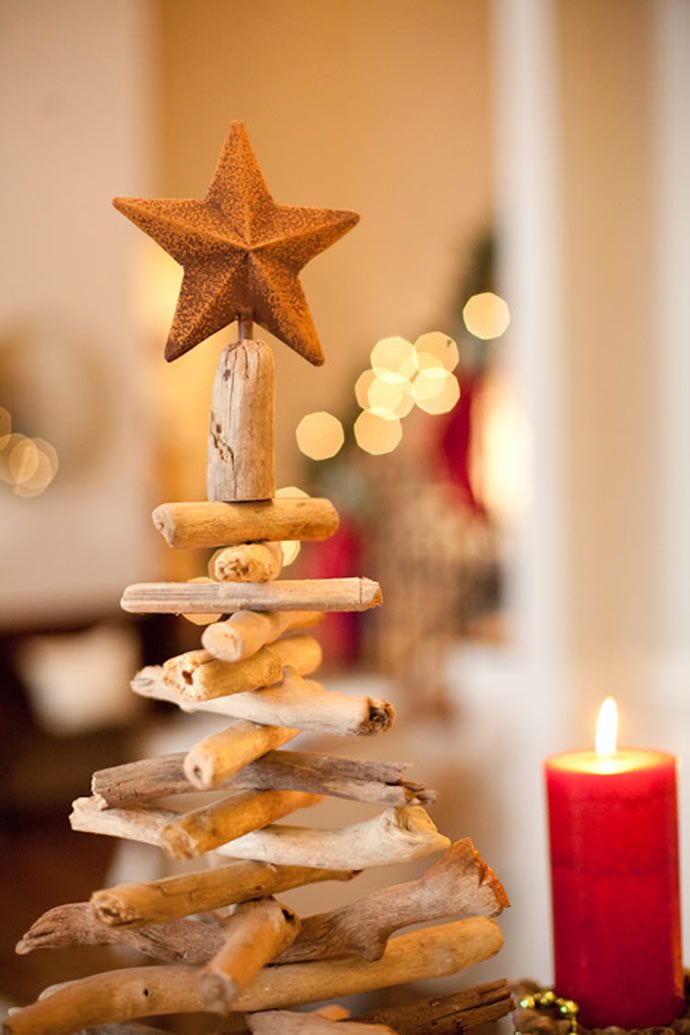  Một ngôi sao nhỏ trên đỉnh cây thông, một ánh nến lung linh thắp sáng bên cạnh, tất cả tạo nên một bầu không khí Giáng sinh an lành trong căn phòng nho nhỏ.