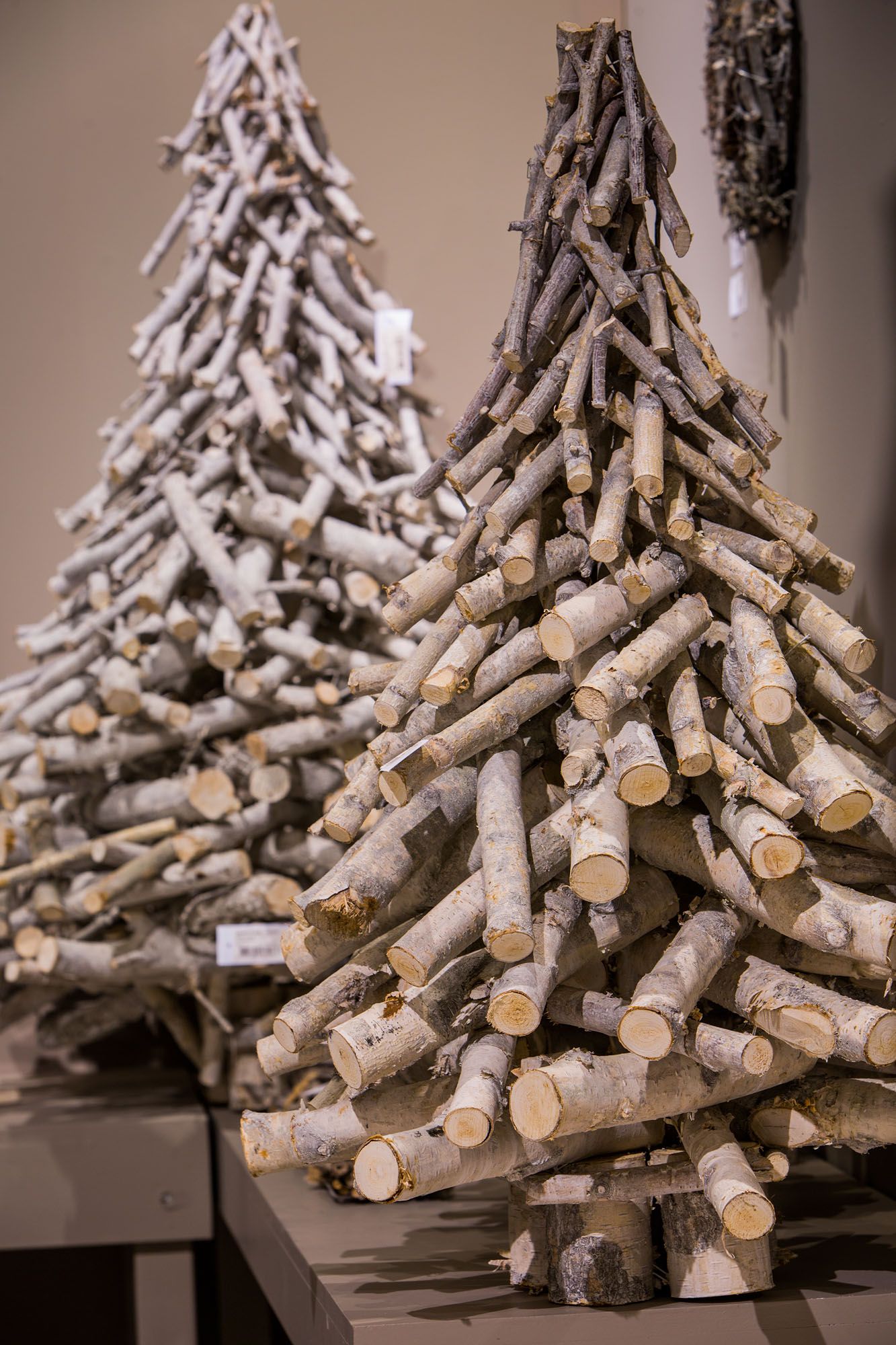 Có rất nhiều kiểu dáng cây thông Noel mà bạn có thể sáng tạo từ củi khô, chẳng hạn như cách sắp xếp của thành hình chóp như thế này.