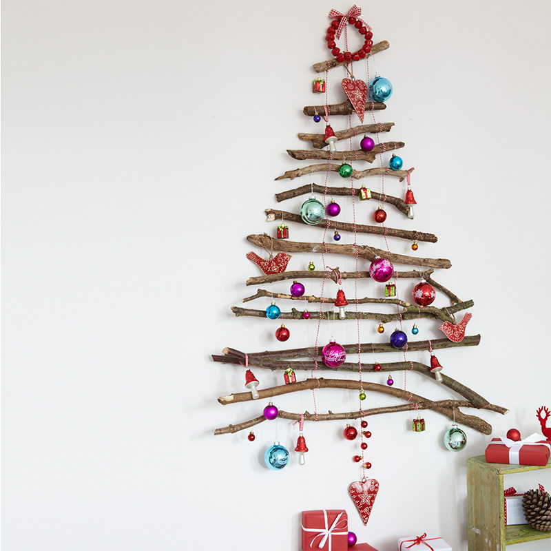  Bên cạnh việc tạo cây thông đặt trên sàn nhà hoặc trên bàn, bạn cũng có thể tận dụng bức tường để trang trí Giáng sinh.