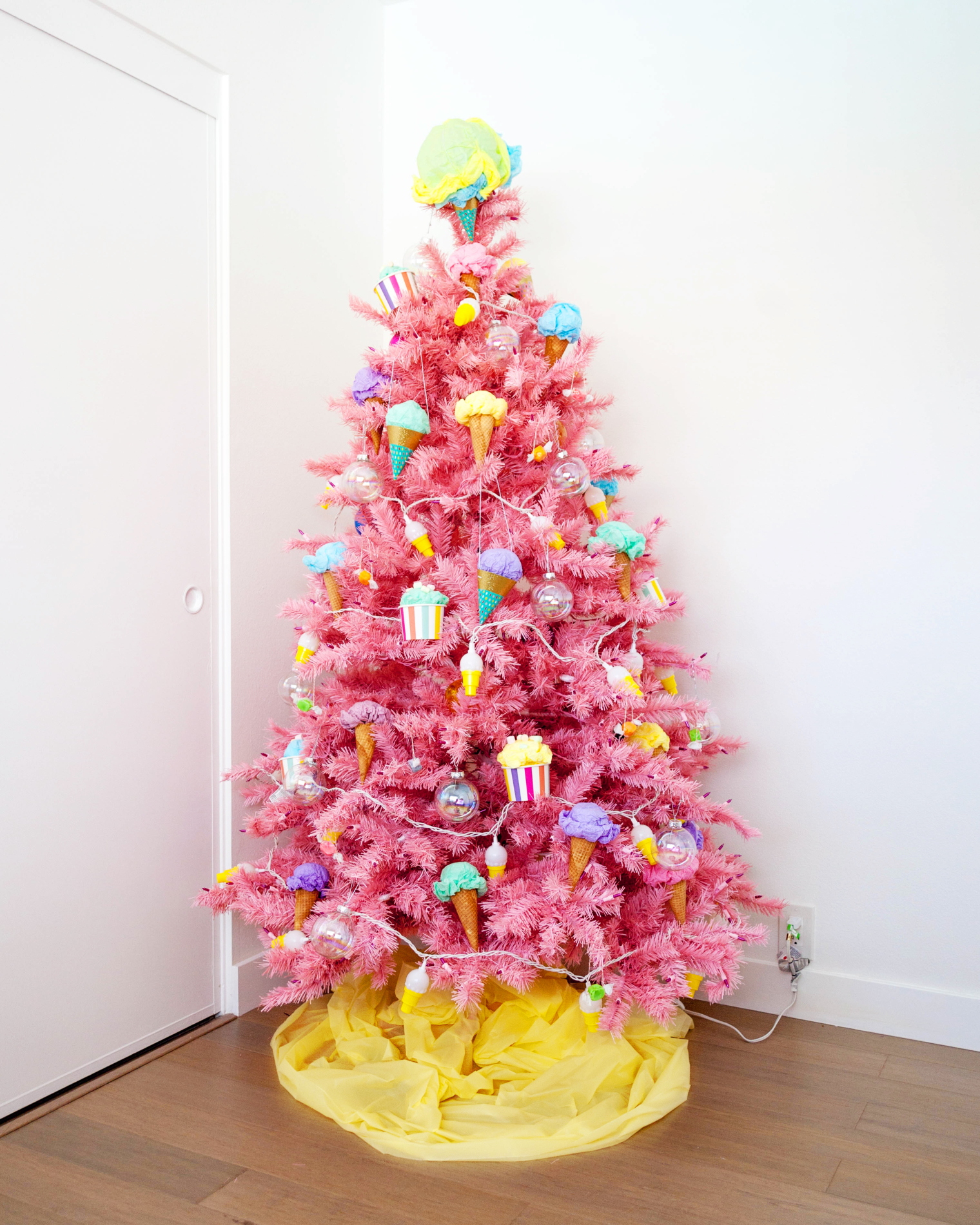 Bọn trẻ trong nhà chắc chắn sẽ bình chọn cho cây thông Noel này nhiều nhất, bởi nó mang sắc hồng ngọt ngào cùng vô số những cây kem và bánh hấp dẫn.