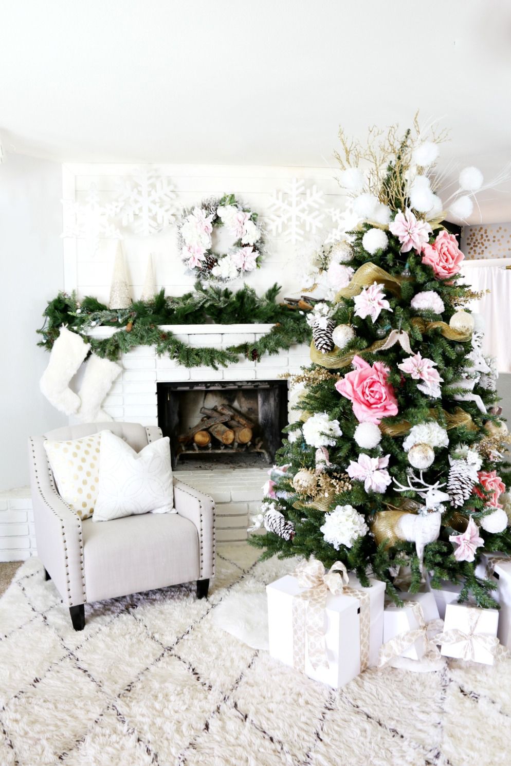 Những ai yêu thích vẻ đẹp dịu dàng, điệu đà có thể sử dụng những bông hoa hồng để xen kẽ trang trí vào cây thông Noel để nó trở nên quyến rũ hơn.