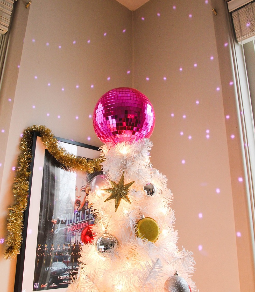 Nếu muốn “hô biến” căn phòng thành một vũ trường mini thì bạn có thể gắn quả bóng disco màu hồng đậm nổi bần bật này lên đỉnh của cây thông Noel nhé!