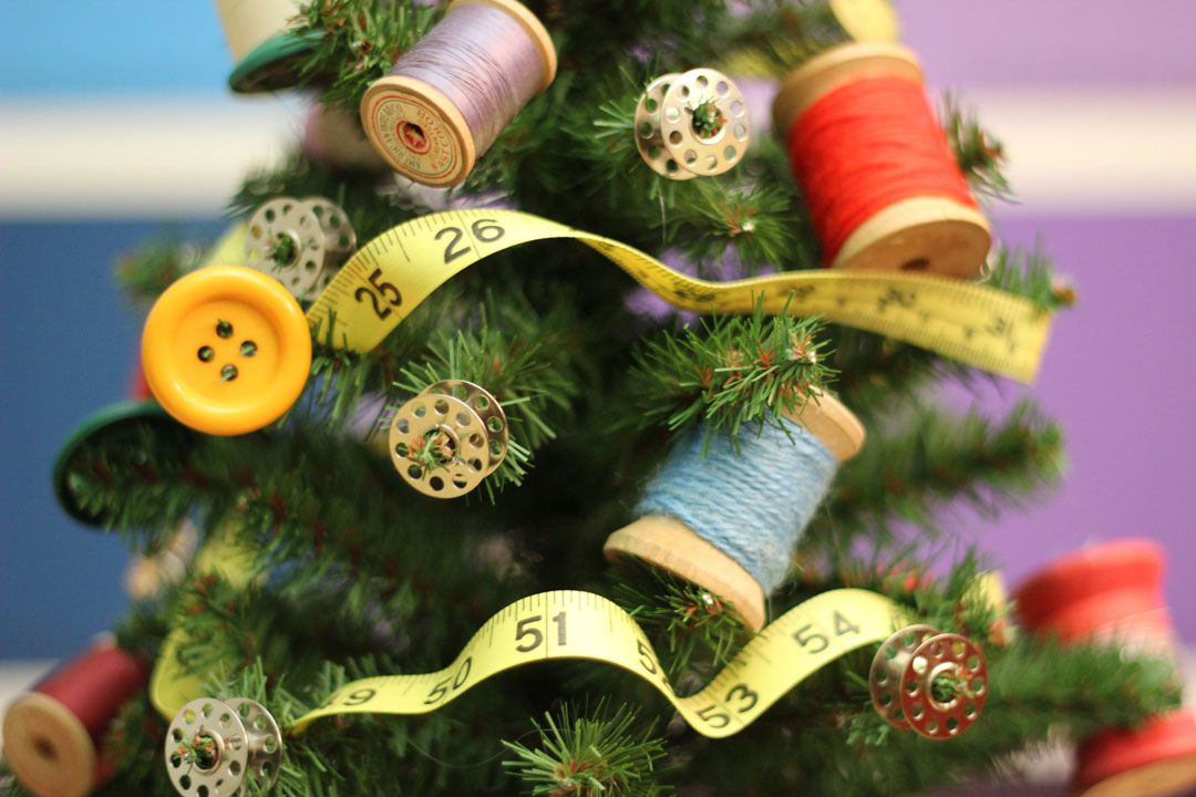 Bạn có tin rằng dụng cụ may vá gồm những chiếc cúc áo, thước dây và cuộn chỉ lại có thể trở thành phụ kiện trang trí có 1-0-2 cho cây thông Noel năm nay?