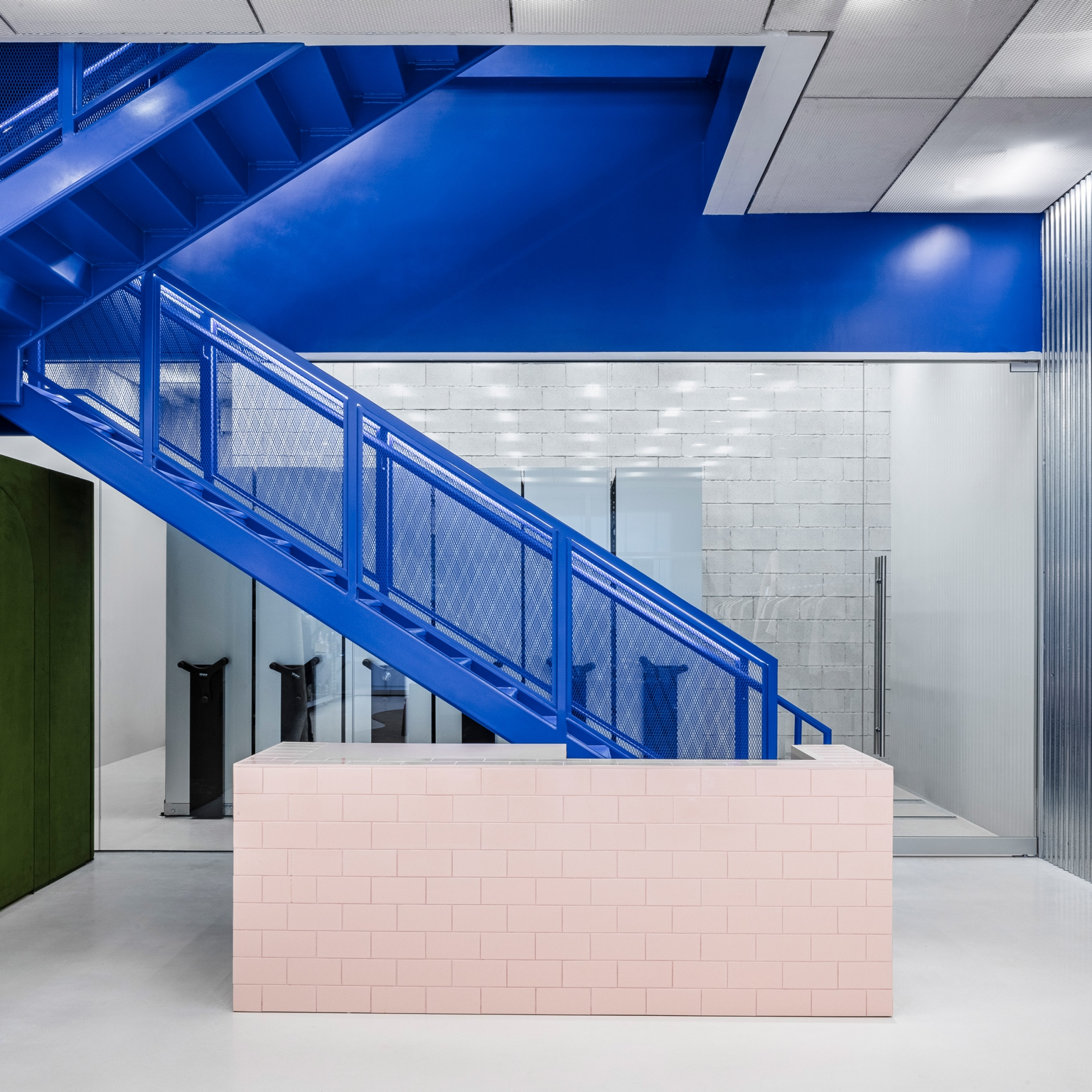 Nhà thiết kế thời trang Virgil Abloh đã thiết kế cửa hàng Off-White Flagship của mình ở Miami (Hoa Kỳ) với điểm nhấn là chiếc cầu thang màu xanh coban siêu nổi bật giữa phông nền màu trắng và khu vực quầy màu hồng pastel.