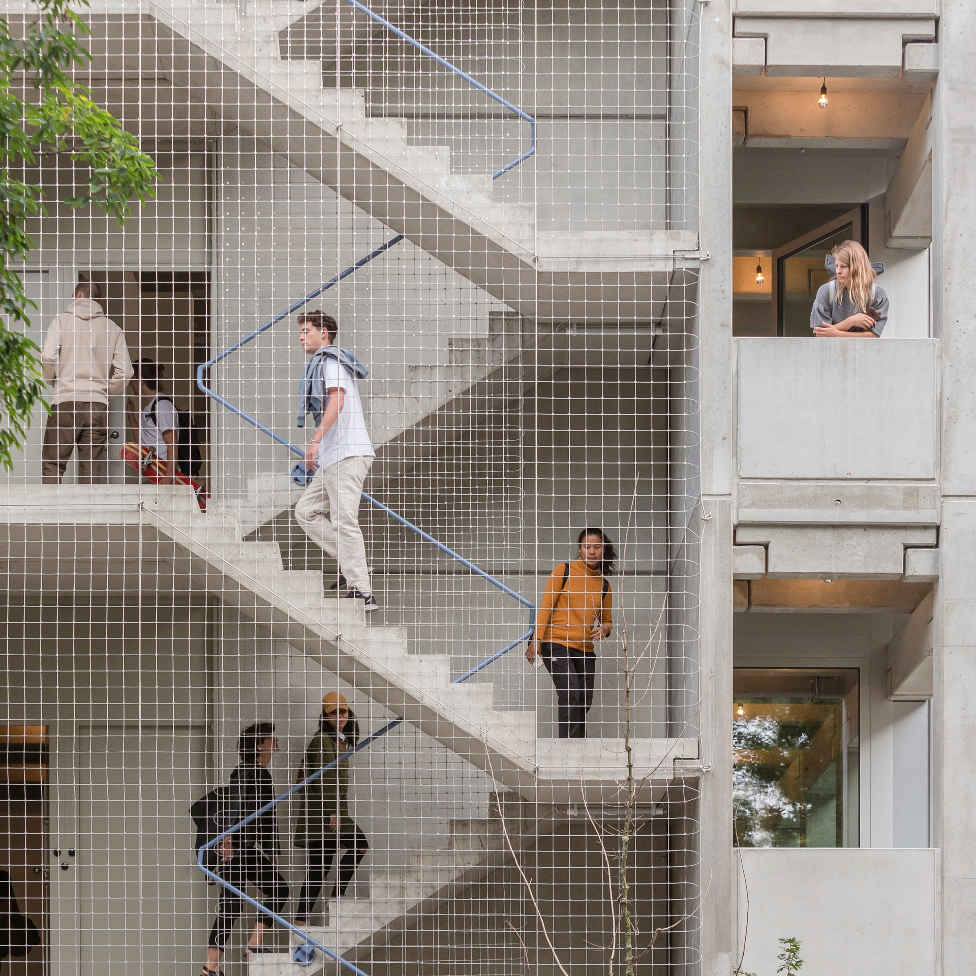 Các bậc cầu thang bê tông che chắn bằng lưới mỏng ngoằn ngoèo ở phía bên của khu căn hộ Wohnregal được thiết kế bởi studio kiến ​​trúc FAR (Berlin, Đức) đã lọt vào danh sách đề cử cho Giải thưởng Dezeen 2020.