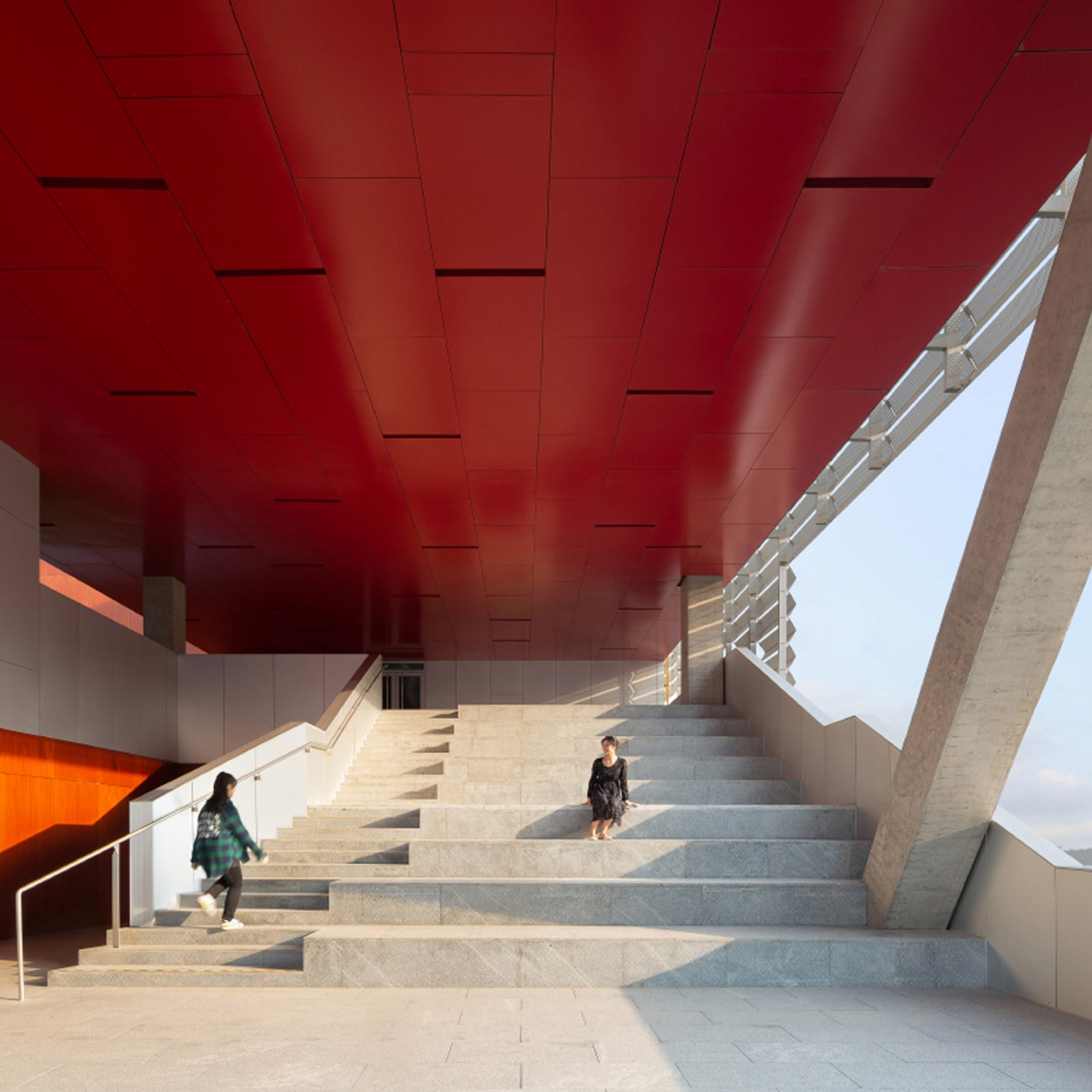 Cầu thang của Trung tâm biểu diễn nghệ thuật Pingshan (Thâm Quyến, Trung Quốc) do Open Architecture thiết kế được chia thành hai phần, phần nhỏ hơn để di chuyển lên tầng trên, phần rộng rãi để mọi người có thể ngồi nghỉ ngơi, chuyện trò ngắm cảnh.