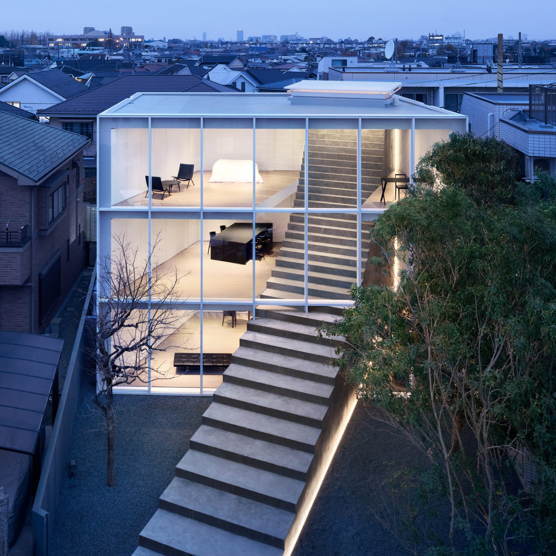 Tiếp tục là một công trình tại Nhật Bản - Stairway House với chiếc cầu thang khổng lồ cắt ngang 3 tầng của ngôi nhà, tiếp tục đi ra ngoài qua mặt tiền lắp kính trong suốt và tiến thẳng ra sân vườn cực kỳ ấn tượng.