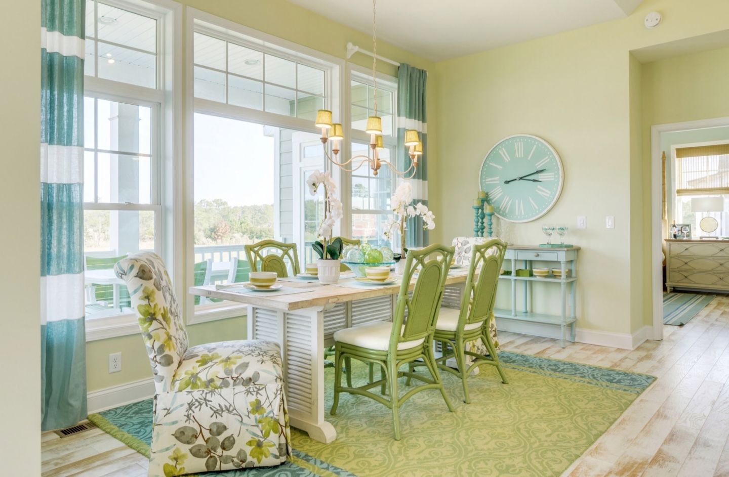Phòng ăn thư giãn với phong cách bãi biển, kết hợp màu xanh lục nhạt và màu xanh lam êm ái.