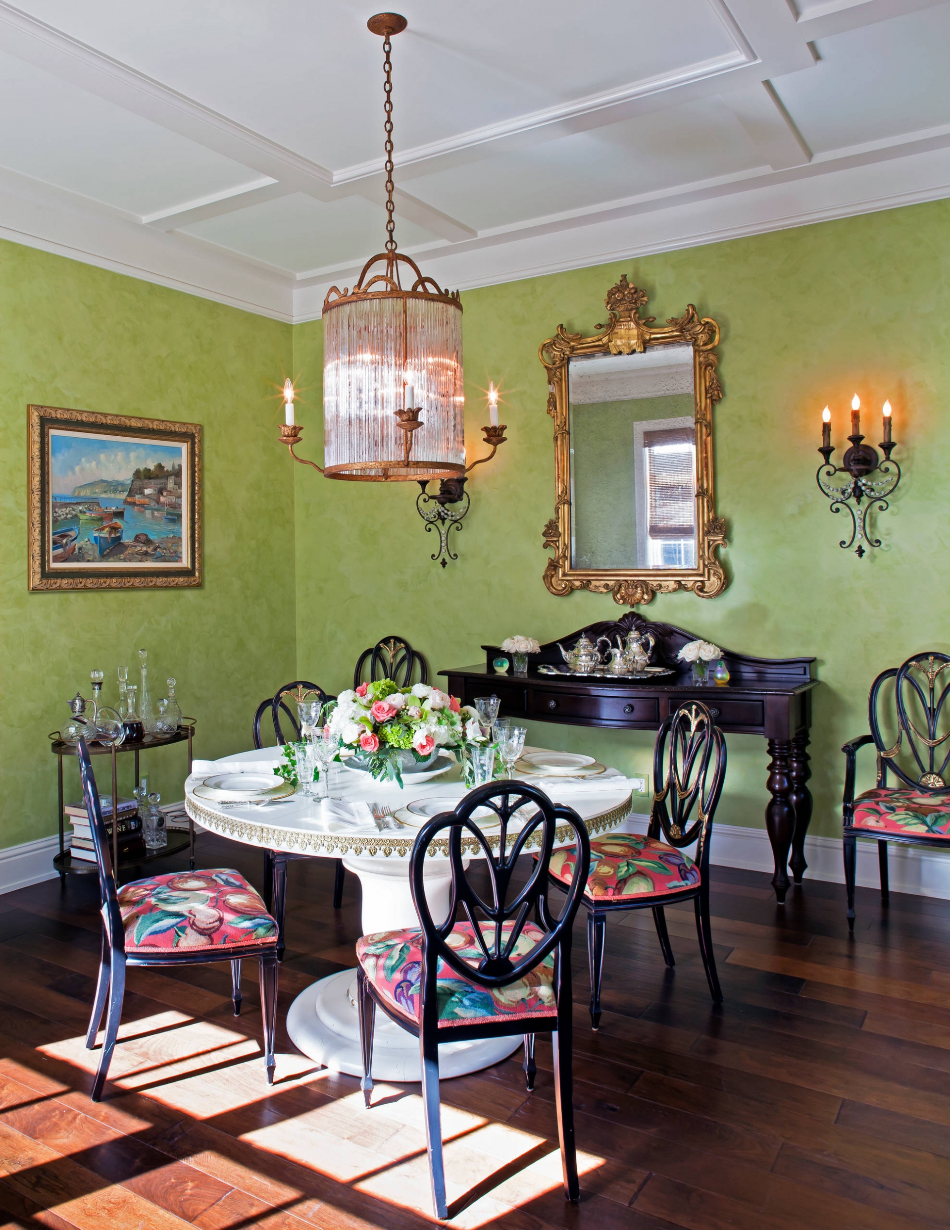 Căn phòng với với bức tường màu xanh lá cây cùng nội thất thiết kế truyền thống, kết hợp ánh sáng tự nhiên vô cùng thông thoáng.