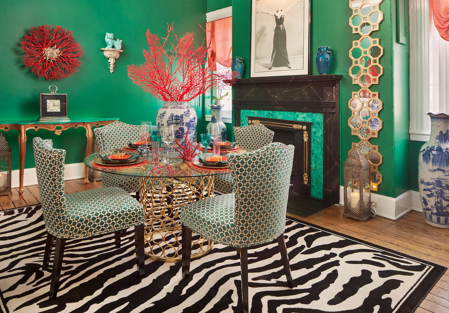 Những ai yêu thích sự phá cách với nội thất và phụ kiện trang trí đa dạng thì chắc chắn sẽ bị lôi cuốn bởi phòng ăn màu xanh với rất nhiều những điểm nhấn này.