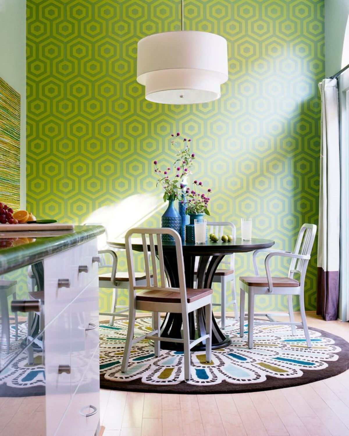 Bức tường họa tiết hình lục giác kết hợp hai tông màu xanh lá cây và xanh ô liu tạo nên sự sống động cho khu vực ăn uống.