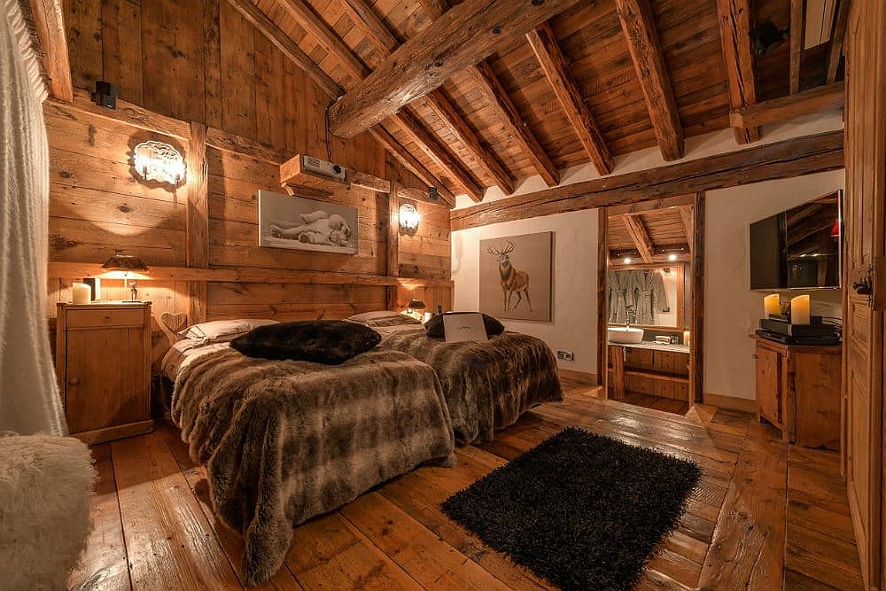 Phòng ngủ mang lại cảm giác ấm cúng tuyệt đối với trần, sàn nhà và bức tường đều được bao bọc bởi gỗ tự nhiên mộc mạc.