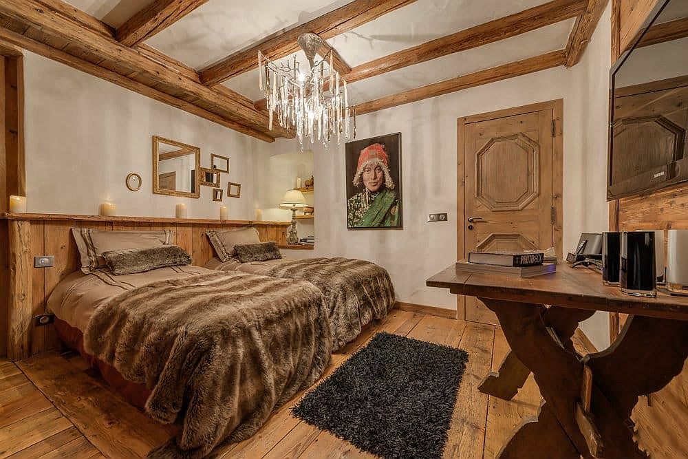 Một phòng ngủ khác trong khách sạn với sự kết hợp giữa hai gam màu trắng và gỗ cùng bộ gương treo đầu giường cho cái nhìn tươi sáng.