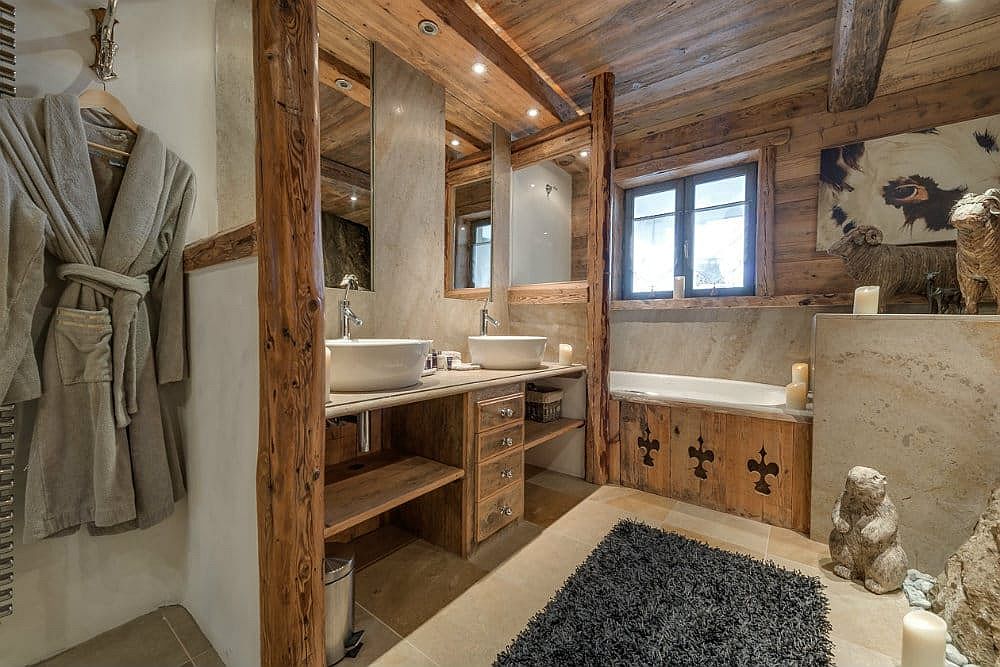 Một phòng tắm khác được trang trí bởi những bức tượng bắt mắt. Nội thất chủ yếu bằng gỗ với những đường vân tự nhiên, sinh động.