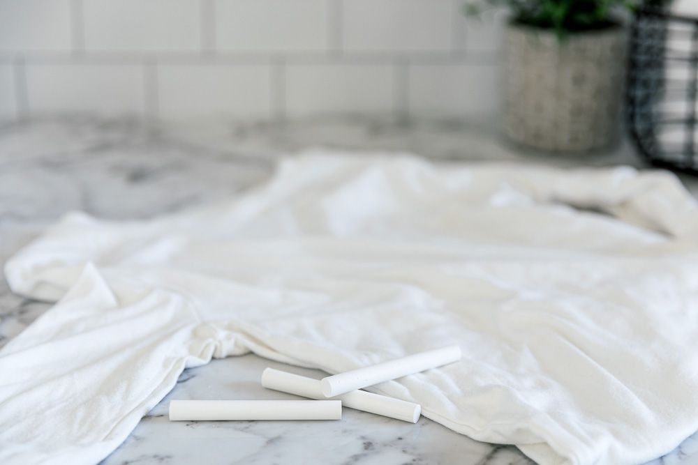 Khi vết dầu dính trên vải trắng hoặc vải màu, hãy chà xát vùng bị ố bằng một viên phấn trắng.