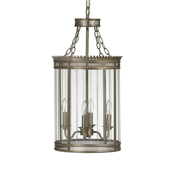 Chiếc đèn treo được lấy cảm hứng từ nội thất châu Âu cổ điển từ thế kỷ XIX. 