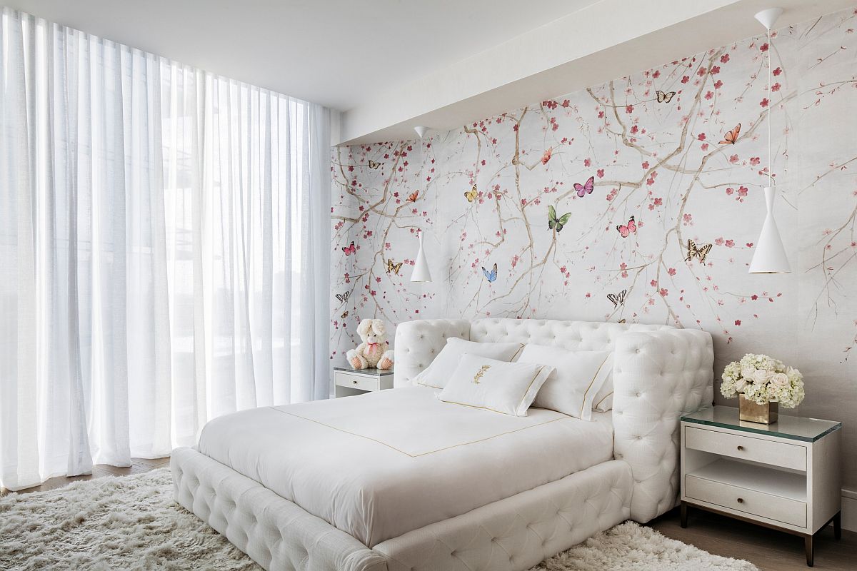 Phòng ngủ chọn gam màu trắng đơn sắc nhưng không hề gây cảm giác buồn chán, một màu, trái lại vô cùng nền nã nhờ những cánh hoa đào và bướm bay trên tường.