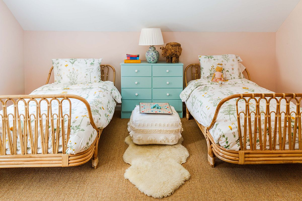 Không gian của hai cô con gái nhỏ với nội thất mây tre đan tự nhiên đẹp từng cen-ti-mét, thêm vào chiếc tủ lưu trữ màu ngọc lam và tấm thảm lông vô cùng ấm áp.