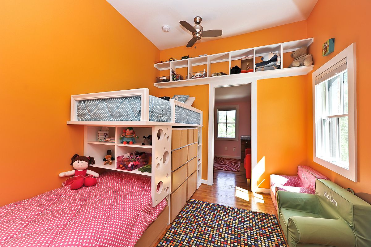 Bức tường màu cam tươi sáng làm sáng bừng căn phòng với thiết kế giường tầng cùng hệ thống lưu trữ cực kỳ tiện ích cho phòng bé luôn gọn gàng.