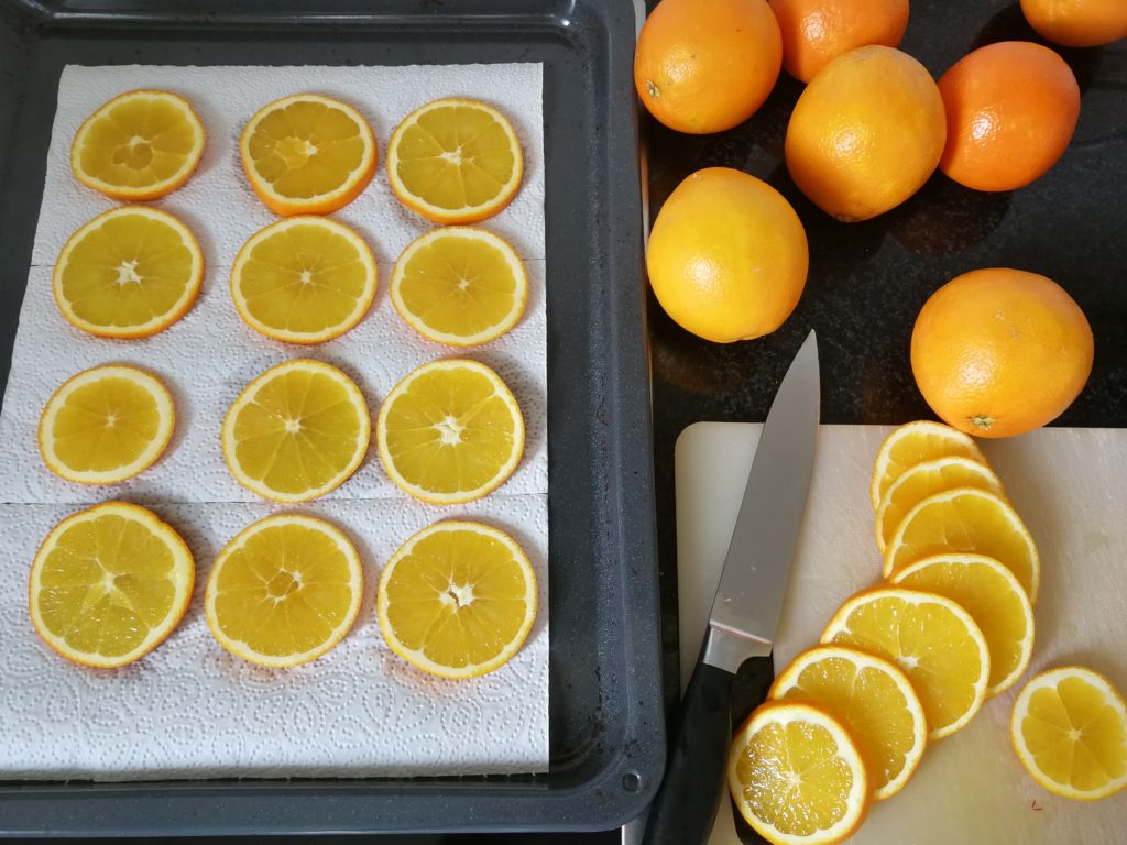 Dùng dao cắt những quả cam thành từng lát mỏng.