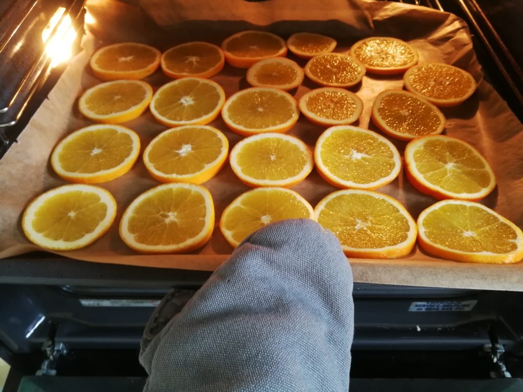 Làm nóng lò nướng trước khi cho vỉ vào nướng.