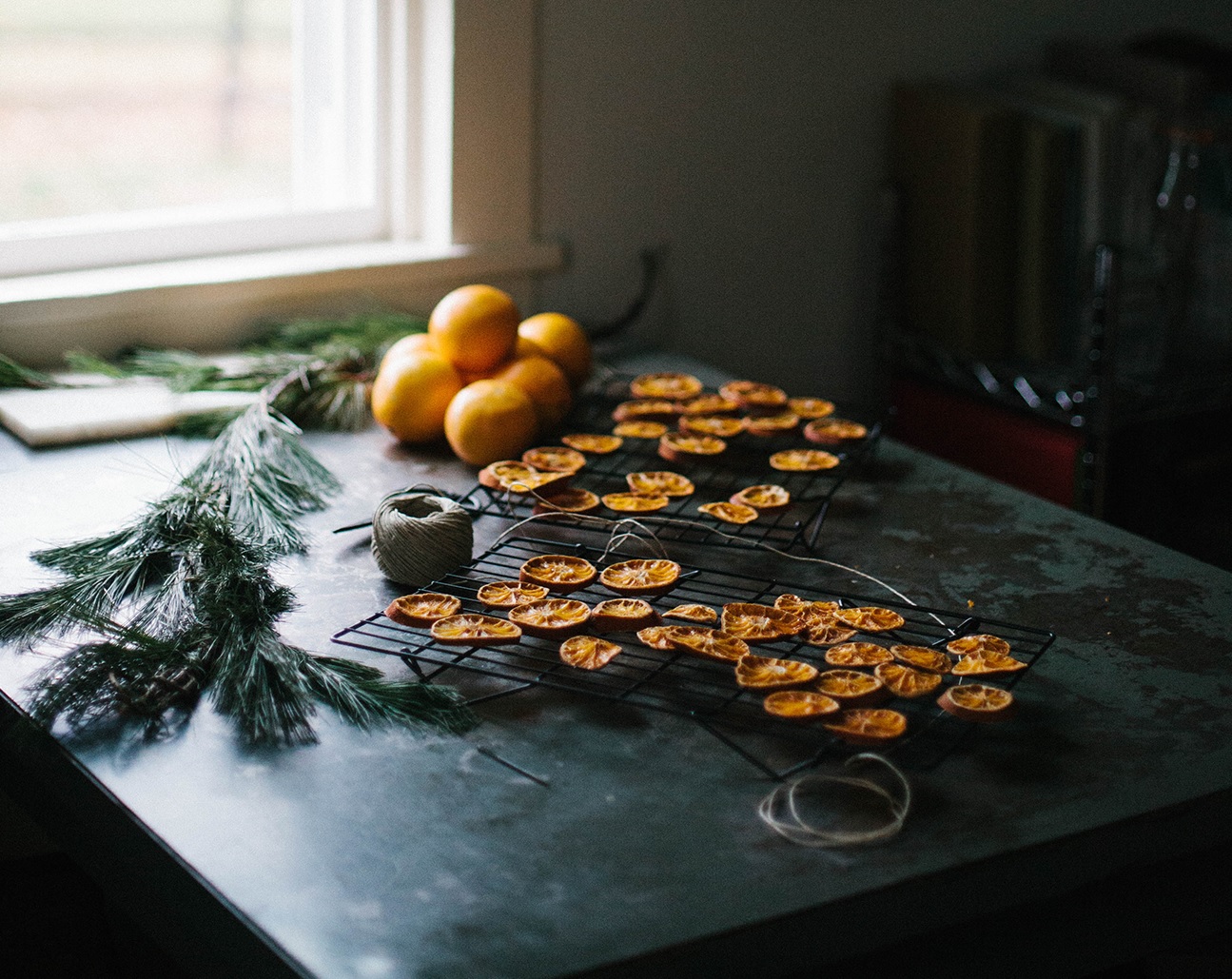 Tự làm vòng nguyệt quế cam quế đón Giáng sinh: Đẹp, rẻ và dễ như ăn bánh - Ảnh 6