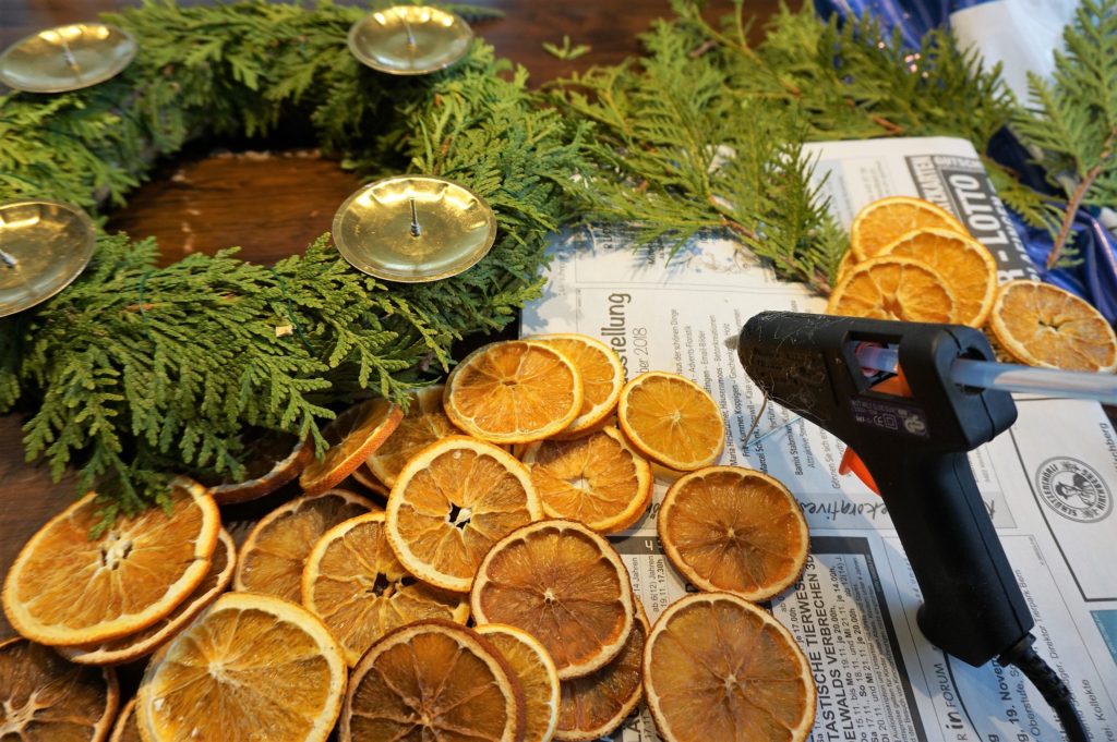 Tự làm vòng nguyệt quế cam quế đón Giáng sinh: Đẹp, rẻ và dễ như ăn bánh - Ảnh 10