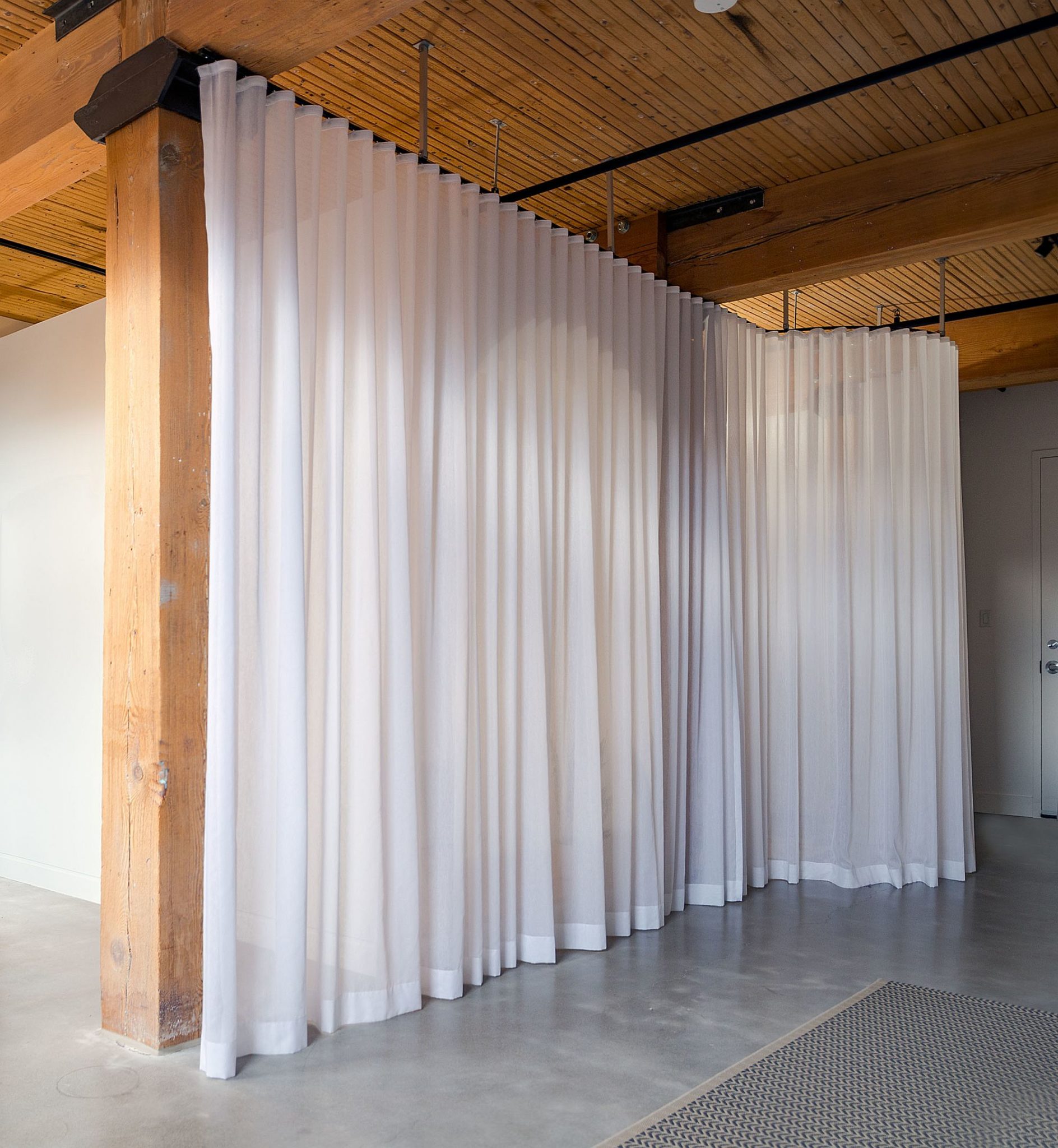 Tấm rèm che màu trắng vừa phân chia không gian rõ ràng vừa tạo độ mềm mại, uyển chuyển, cho căn phòng cảm giác bình dị mà vẫn sang trọng.