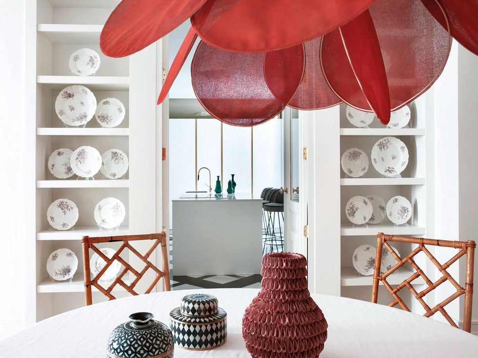 Những vật dụng bằng gốm trên bàn ăn kết hợp đĩa sứ trong tủ trưng bày tạo nên một không gian nhẹ nhàng, thân mật.