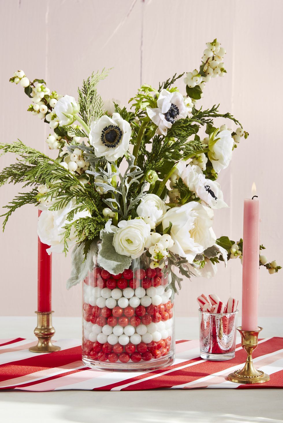 Một lọ hoa cỡ lớn bắt mắt cũng góp phần tạo dấu ấn cho bàn ăn. Hãy dùng những viên bi trắng, đỏ, lấp đầy chiếc lọ thủy tinh và cắm hoa theo ý thích nhé!