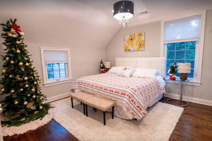 Ngôi nhà có tổng cộng 3 phòng ngủ, mỗi phòng đều được trang trí cây thông Noel và cửa sổ vô cùng thông thoáng. 