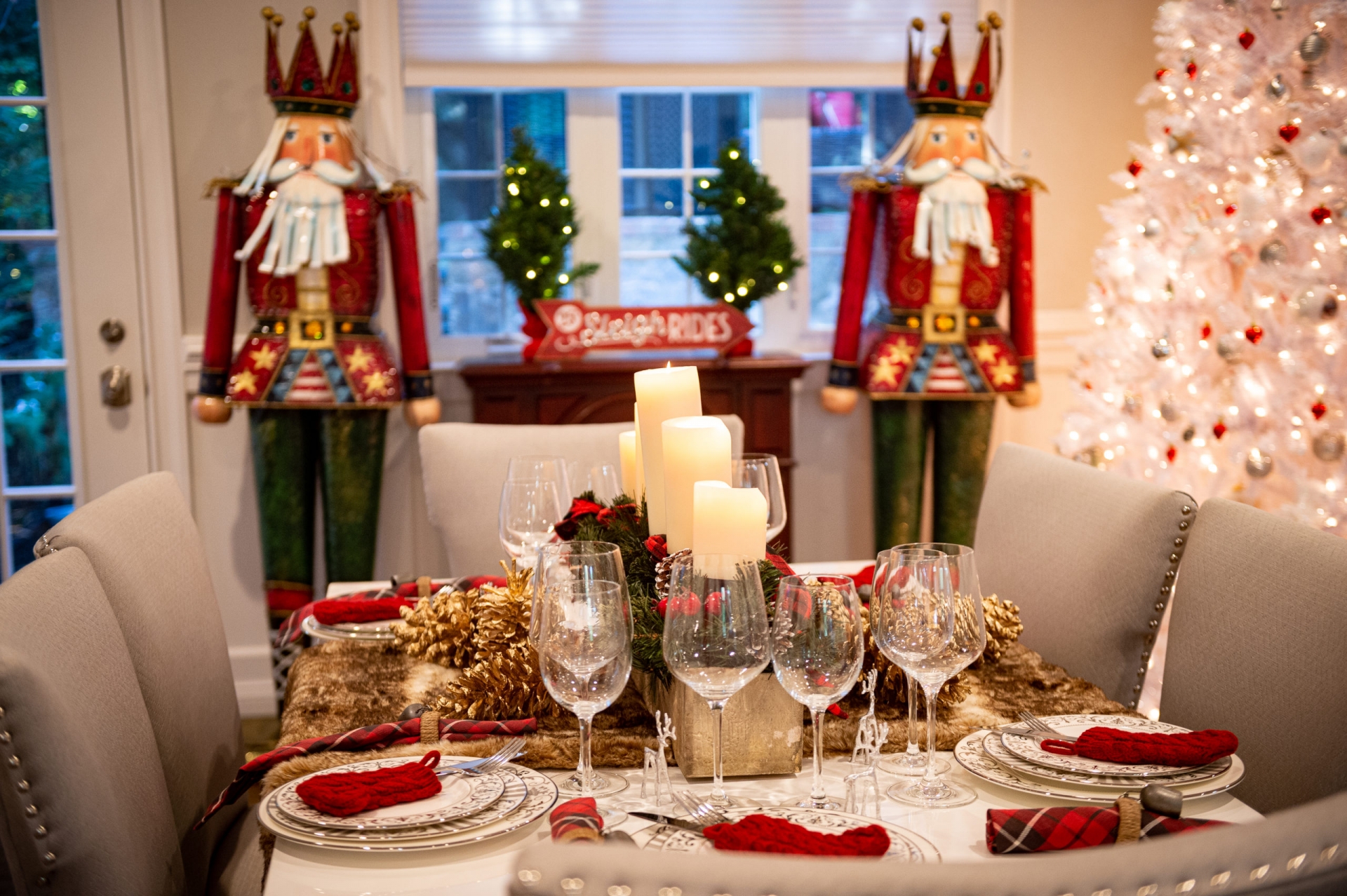 Bên cạnh một chiếc bàn ăn hoành tráng gần khu vực bếp thì bàn ăn chính càng đẹp mắt hơn nữa. Từ góc nhìn này, bạn sẽ thấy cây thông Noel màu trắng cỡ lớn rực sáng ở góc phòng, nơi có 2 bác lính đang “canh gác”. 