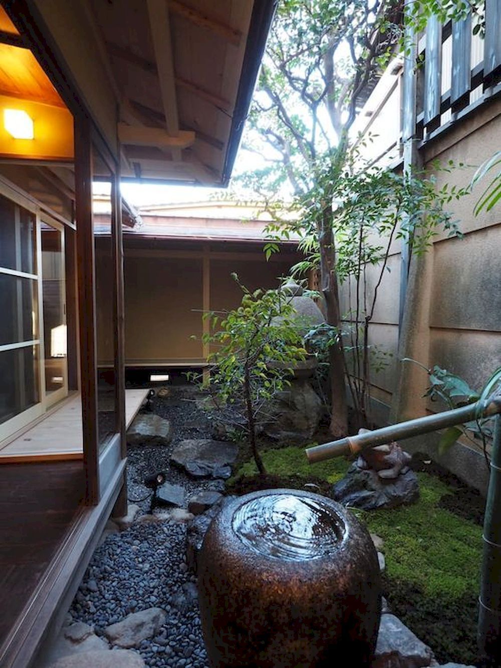 Ống nước bằng tre cũng thường xuyên xuất hiện trong các khu vườn phong cách Nhật Bản - phong cách vốn yêu chuộng những chất liệu từ thiên nhiên.