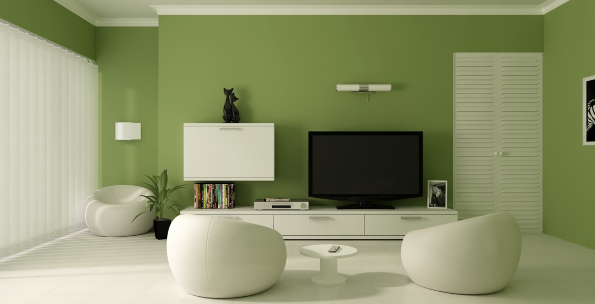 Phòng khách thiết kế theo phong cách Minimalist với bức tường màu xanh lá cây nổi bật giữa gam màu trắng chủ đạo. Sự kết hợp này tạo nên vẻ trẻ trung và tươi mới.