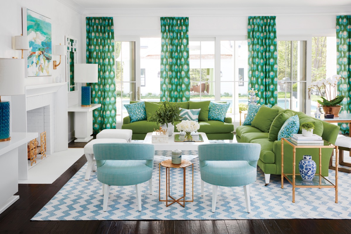 Một cảm giác an yên và tĩnh lặng tuyệt đối khi chủ nhân lựa chọn rèm cửa mỏng, ghế sofa có sự kết hợp giữa màu xanh lá và xanh dương tạo thành cặp đôi hoàn hảo.
