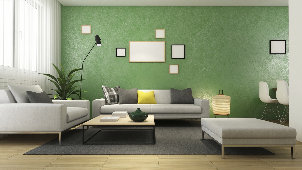 Phòng khách này lựa chọn màu xanh lá cây có độ bóng nhất định để sơn tường, kết hợp với ánh sáng từ ô cửa và ánh sáng của đèn cho hiệu ứng phản chiếu lấp lánh.