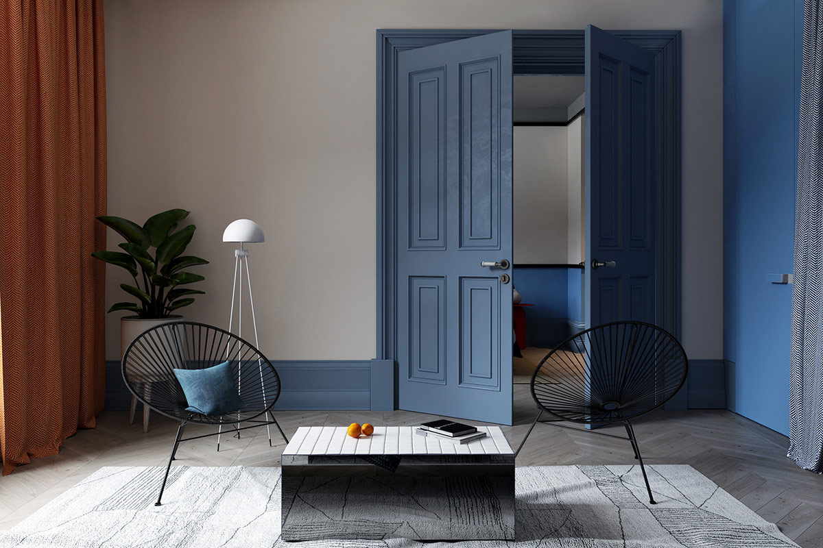 Cánh cửa gỗ sơn màu xanh lam đậm tạo chiều sâu cho căn phòng, kết hợp với hai chiếc ghế tựa kiểu dáng cổ điển thường thấy trong các studio chuyên chụp ảnh chân dung.