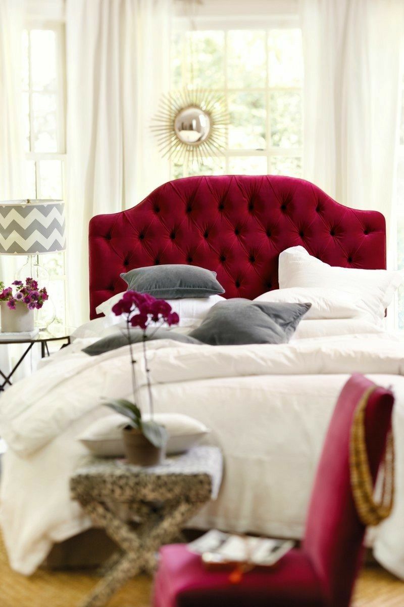 Phòng ngủ sắc trắng lạnh lẽo bỗng trở nên vô cùng quyến rũ, say đắm lòng người với tấm ván đầu giường kết hợp chiếc ghế màu đỏ rượu vang nồng nàn.