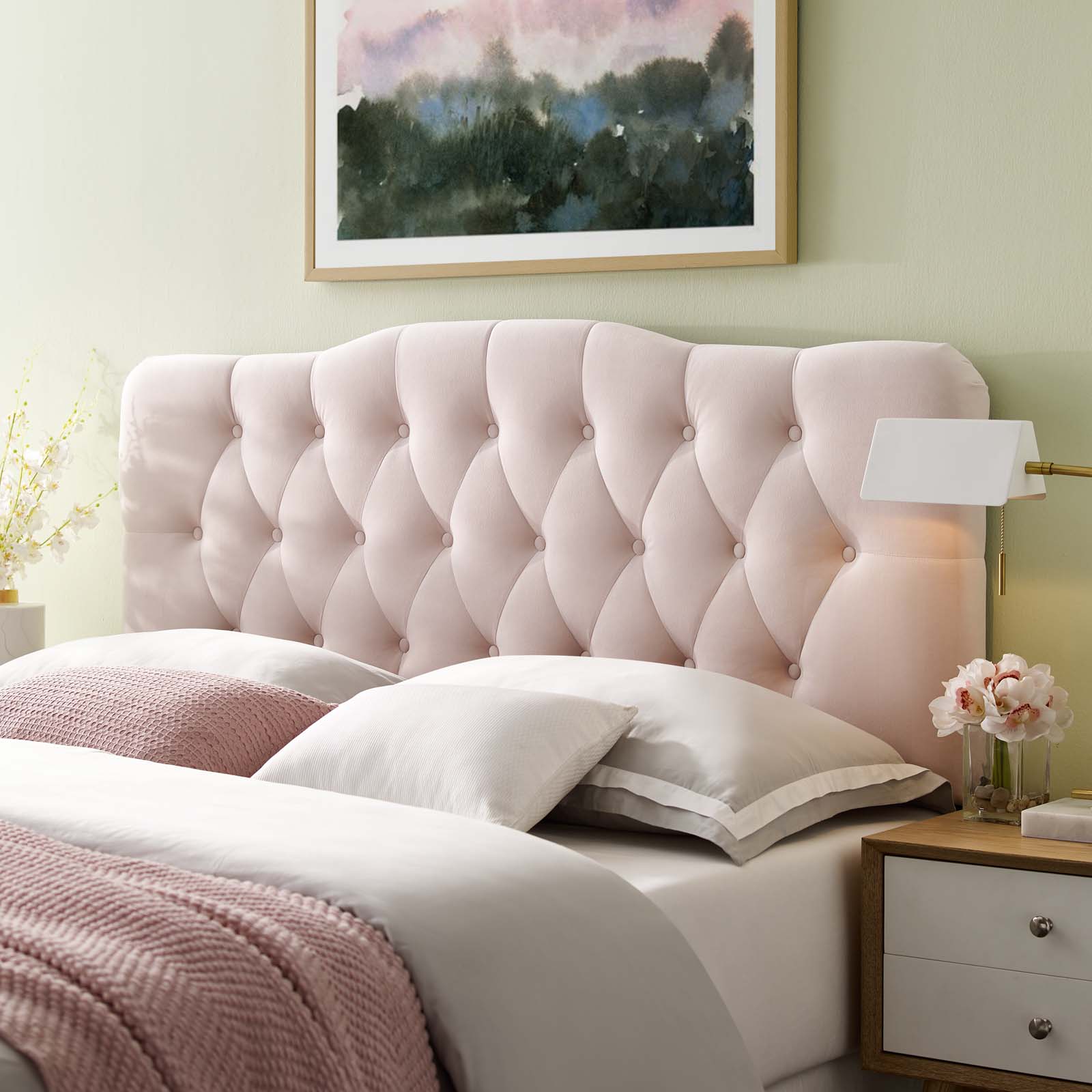 Những cô nàng yêu thích nhẹ nhàng, nữ tính chắc chắn không thể bỏ qua thiết kế tấm ván đầu giường màu hồng pastel siêu ngọt ngào này.