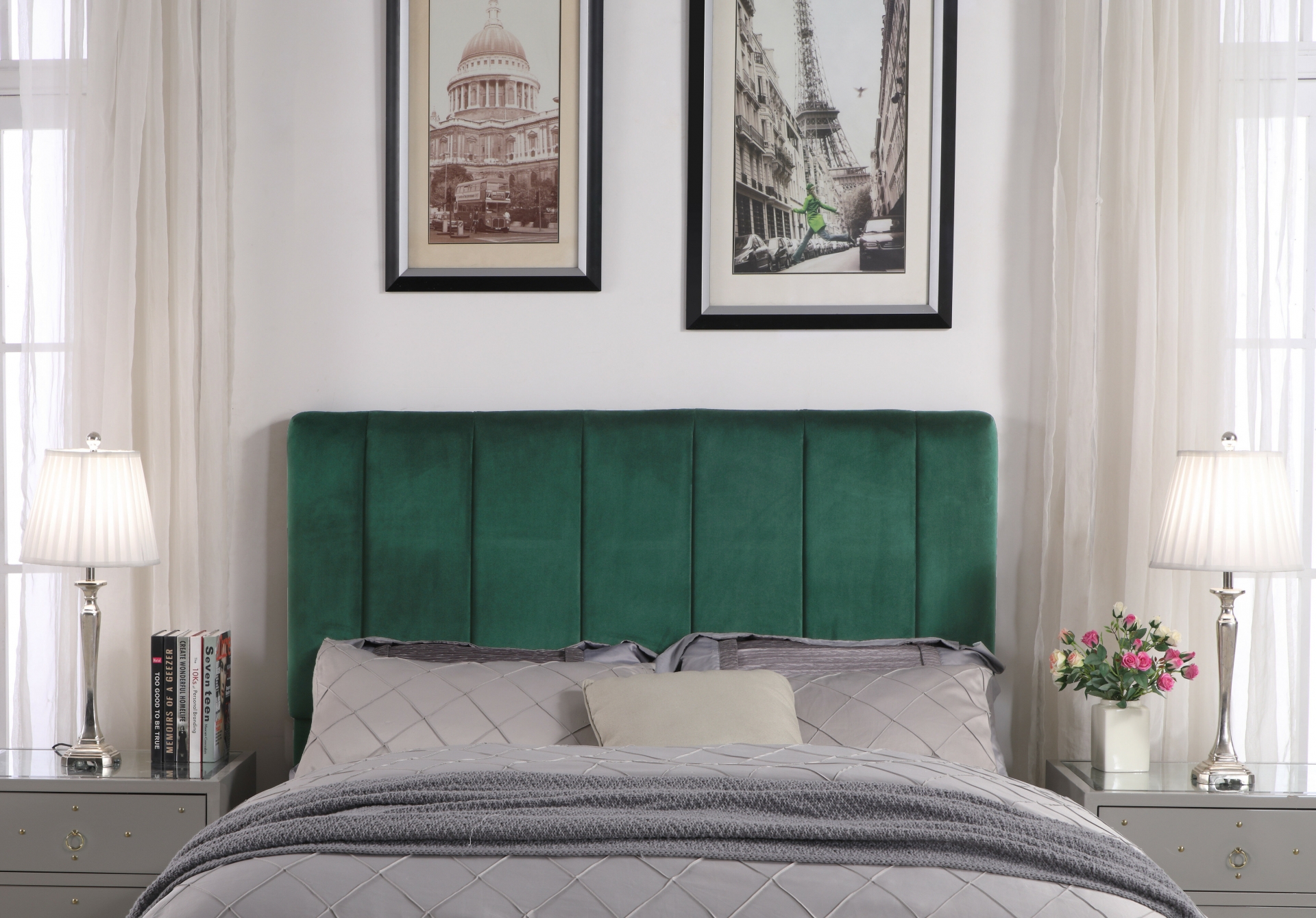 Đầu giường màu xanh lá cây đậm với những đường sọc làm điểm nhấn nổi bật giữa gam màu xám làm chủ đạo trong căn phòng.