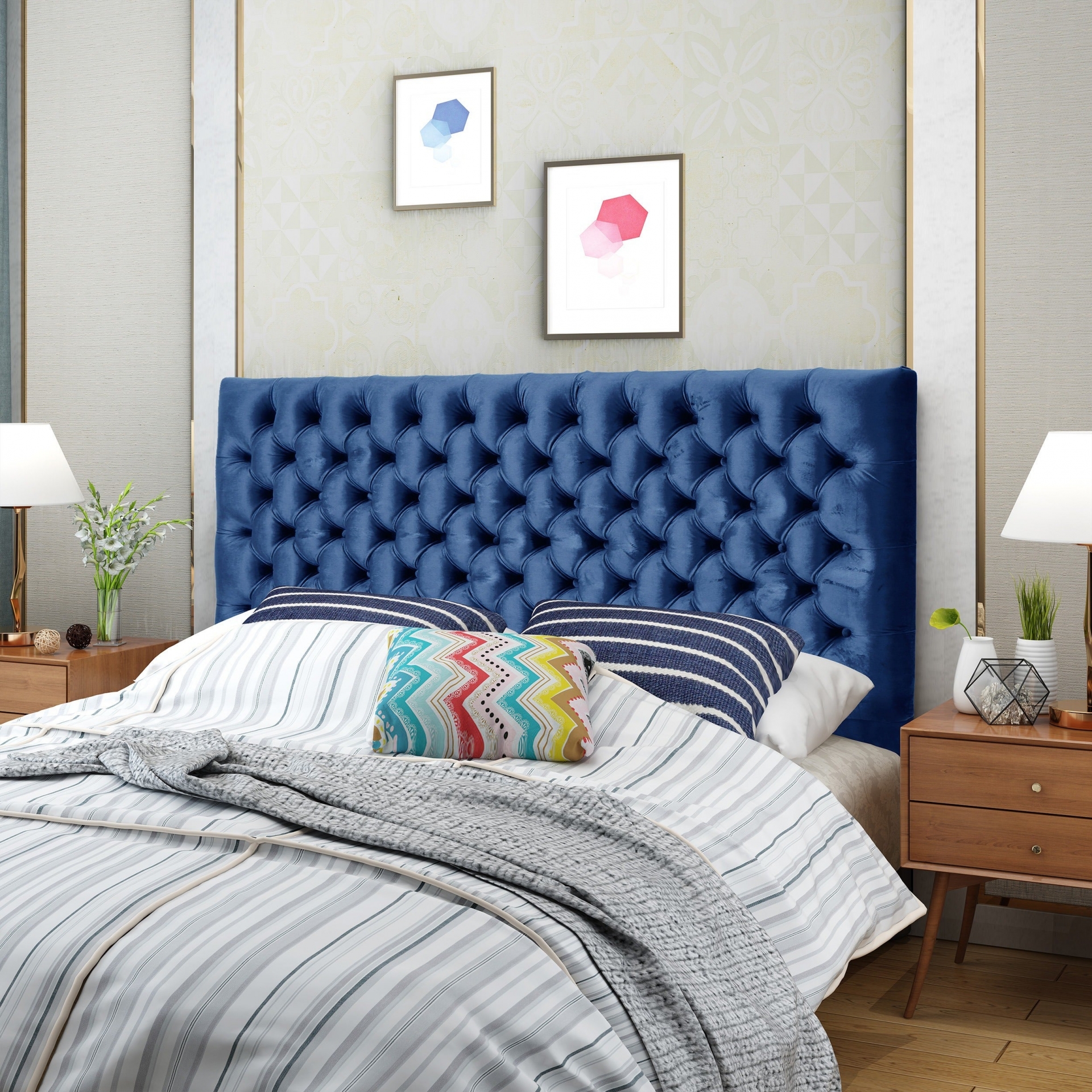 Đầu giường chần bông bọc vải nhung màu xanh lam đậm tạo nên sự tương phản mạnh mẽ và sang trọng vô cùng.