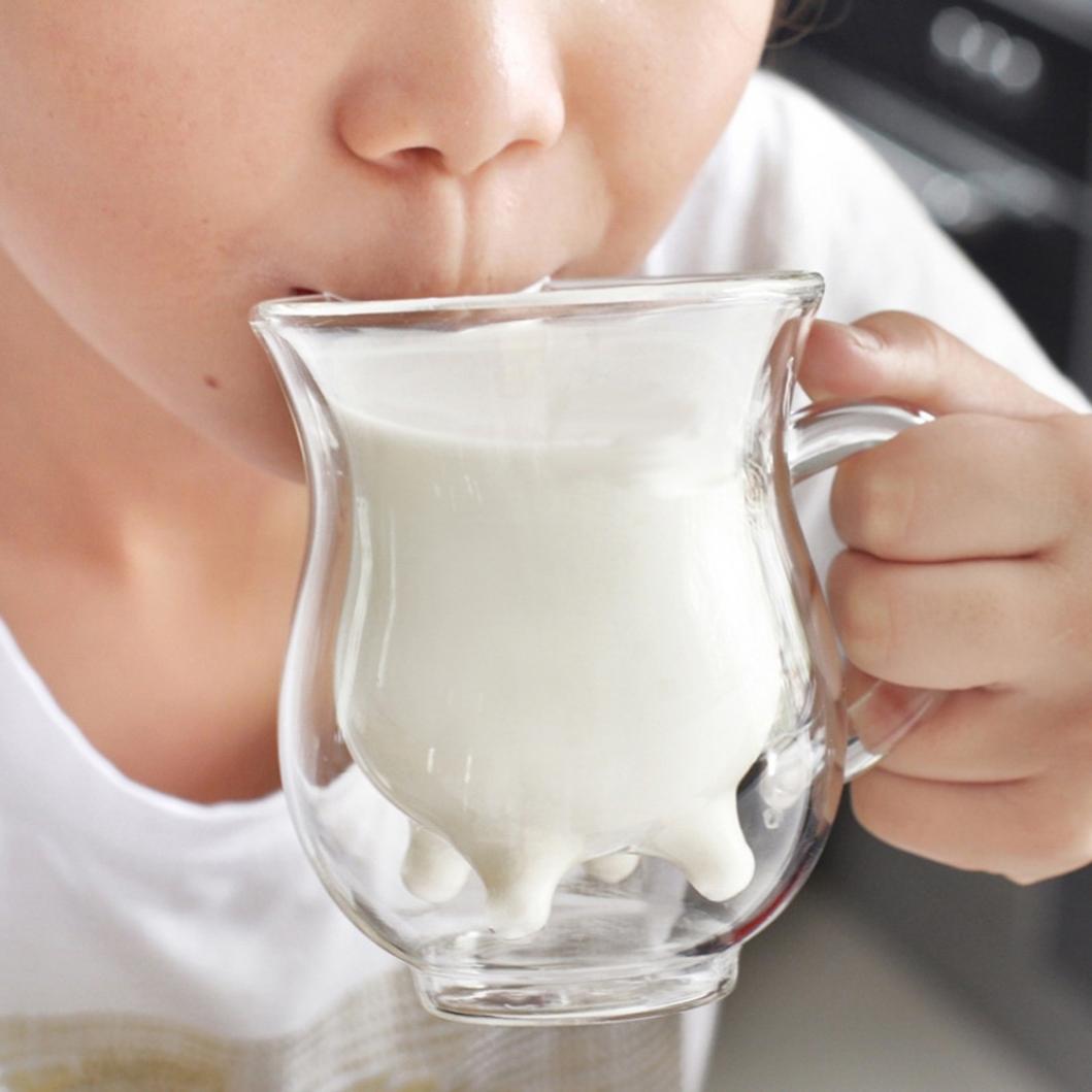 Chiếc cốc độc lạ này khiến bạn có cảm giác như mình đang được thưởng thức một cốc sữa tươi nóng hổi, ngon lành được vắt trực tiếp từ cô bò sữa ở trang trại vậy.