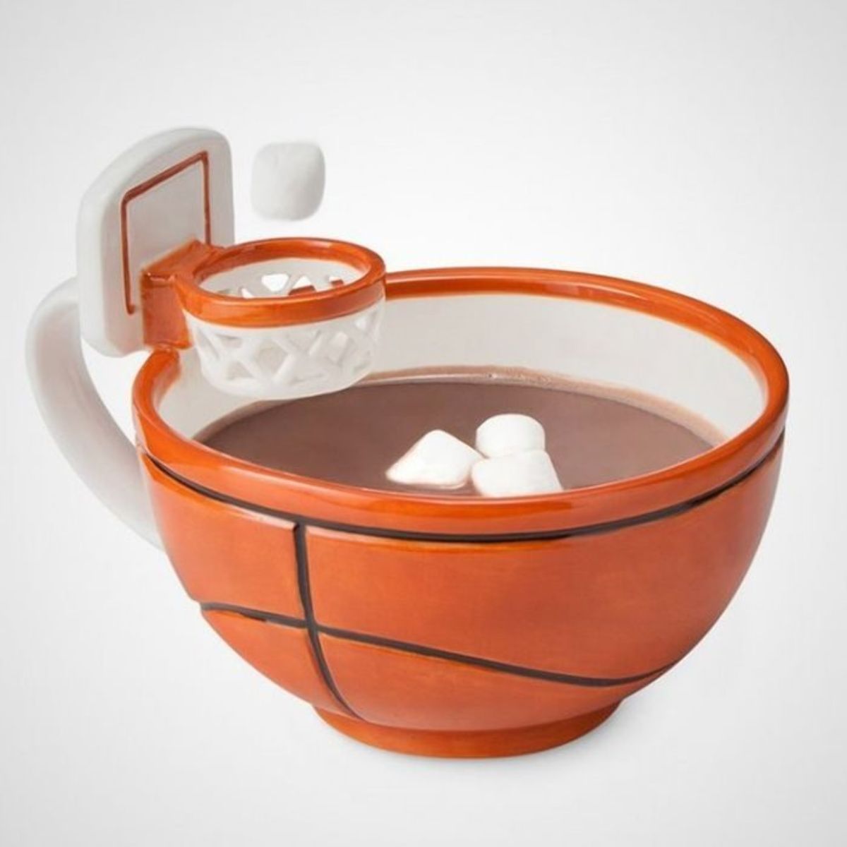 Chiếc cốc dành cho người yêu thích môn thể thao bóng rổ, với màu cam nổi bật cùng những chi tiết bằng gốm sứ cực kỳ sắc sảo và bóng bẩy.