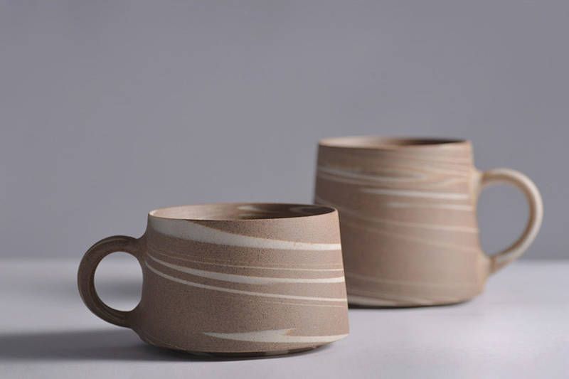 Bộ đôi chiếc cốc gốm sứ vân đá cẩm thạch với hai kích thước lớn bé tùy thuộc vào mục đích sử dụng, cho cái nhìn tinh xảo, đẹp mắt của một sản phẩm làm thủ công.