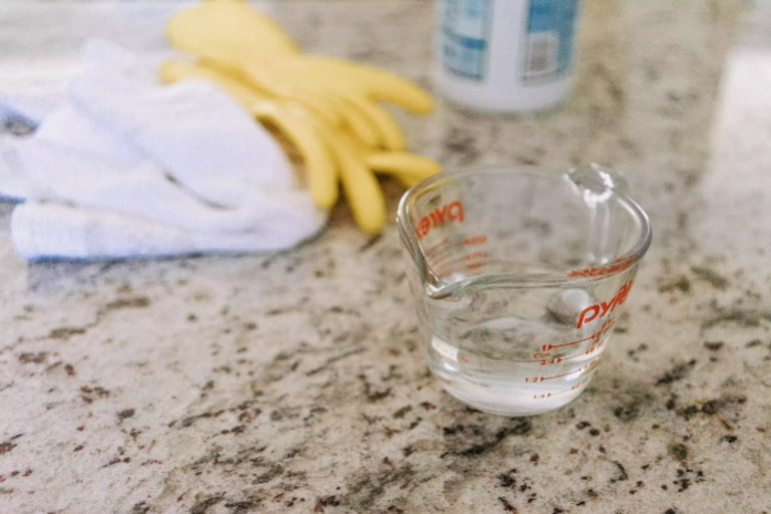 Nếu có nấm mốc, bạn hãy pha dung dịch gồm thuốc tẩy clo và nước sạch. 